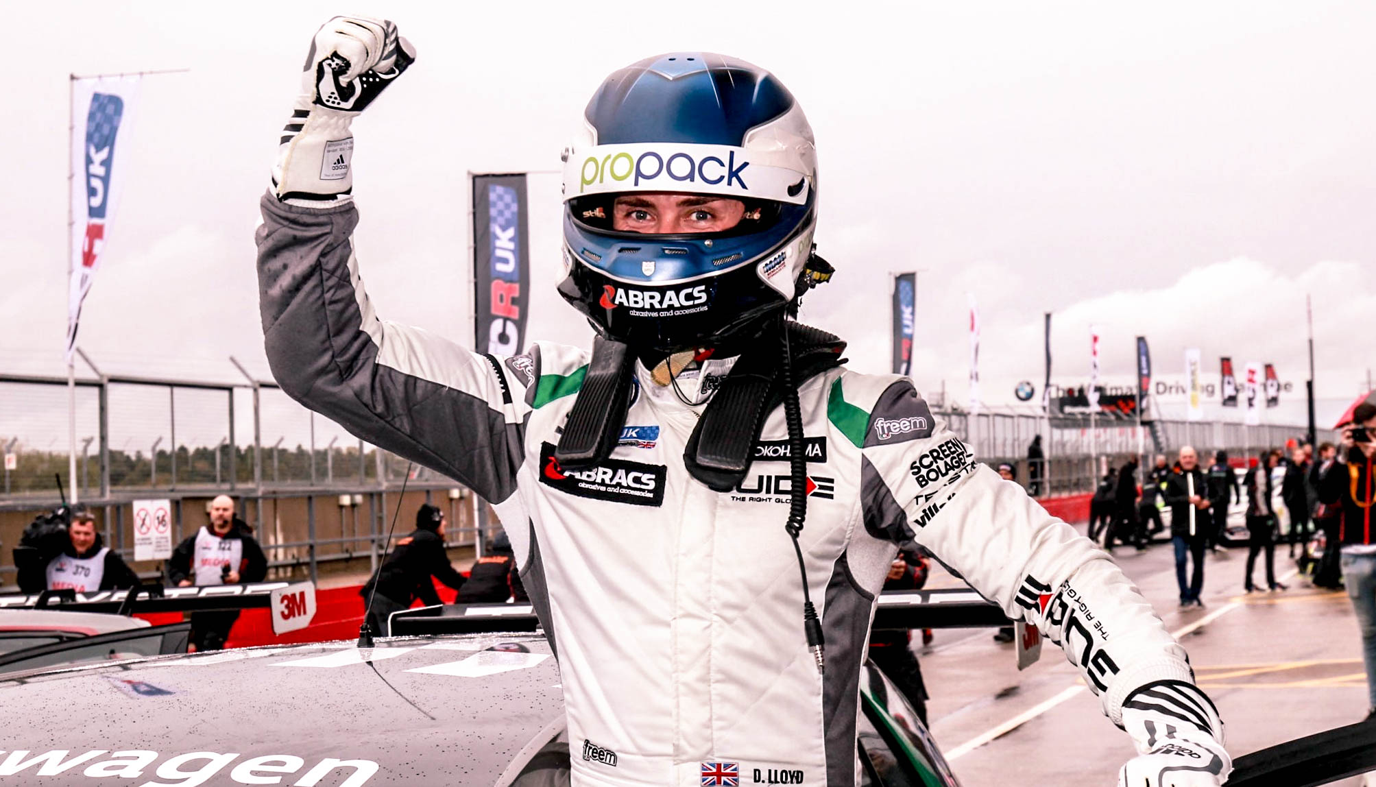 Abracs signs up with Dan Lloyd again!